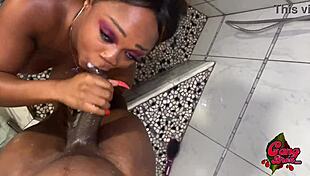 मैं अपनी मोटी चॉकलेट स्टेप सिस्टर के साथ शावर शेयर कर रहा हूँ, उसकी गीली चूत महसूस कर रहा हूँ