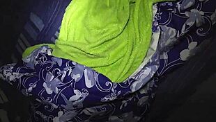 encuentro a la mama de mi amigo en mi cama