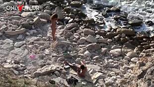 Beach voyeur horny chick gets fucked by stranger right on the beach!