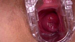 मन, मैं अपनी वेट चूत से इतना खेलती हूं कि स्क्वर्ट हो जाता है इस होममेड वीड में, बहुत सेक्सी और वाइल्ड है।