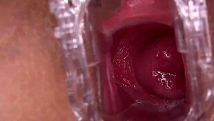 मन, मैं अपनी वेट चूत से इतना खेलती हूं कि स्क्वर्ट हो जाता है इस होममेड वीड में, बहुत सेक्सी और वाइल्ड है।