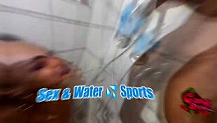 मैं अपनी मोटी चॉकलेट स्टेप सिस्टर के साथ शावर शेयर कर रहा हूँ, उसकी गीली चूत महसूस कर रहा हूँ