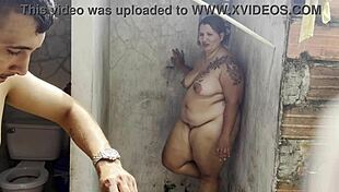 Madrastra folla con su amante en la ducha