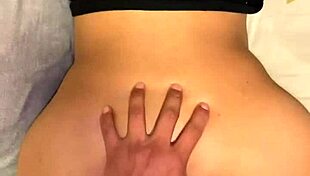 me quede solo con mi novia y la puse de perrito, se mueve rico