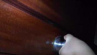 encuentro a la mama de mi amigo en mi cama