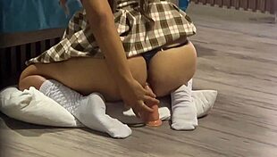 Pervertido caliente sorprende a nalgona con uniforme escolar es follandose el culo y se masturba hasta terminar con una enorme corrida en el suelo