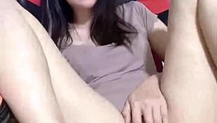 Watch this amateur squirt during intense masturbation session! 💦