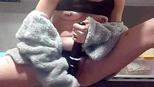 Jeune Cochonne Se Masturbant Sur Le Plan De Travail