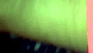 me chupa la polla y la follo en el living arriba de la silla