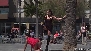 Curvy petite babe flashes on the streets!