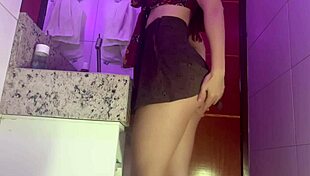 Brasileira rabuda sentando em dildo gigante