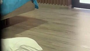 Pervertido caliente sorprende a nalgona con uniforme escolar es follandose el culo y se masturba hasta terminar con una enorme corrida en el suelo