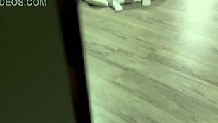 Pervertido caliente sorprende a nalgona con uniforme escolar es follandose el culo y se masturba hasta terminar con una enorme corrida en el suelo