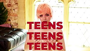 वाह! सौतेला बेटा सौतेली मॉम को फैमिली हेयर के लिए चोदता!