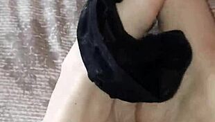 gretala si strofina il perizoma sui piedini