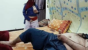 देसी स्कूल गर्ल स्टीपफादर को मस्तूरबेट करते हुए देखती है फिर इंटिमेट मोमेंट में जुड़ती है