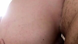 puta sentando na rola e gemendo com dedo no cuzinho