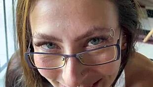 अलुना कजिन से होमवर्क हेल्प मांगती है और चूत में कम लेती है