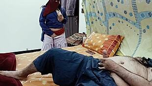 देसी स्कूल गर्ल स्टीपफादर को मस्तूरबेट करते हुए देखती है फिर इंटिमेट मोमेंट में जुड़ती है