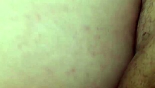 puta sentando na rola e gemendo com dedo no cuzinho