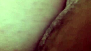 puta sentando na rola e gemendo com dedo no cuzinho