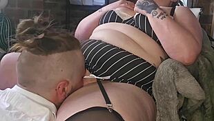 कर्वी बेब चूत चाटने को फैलाती है?