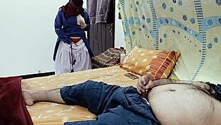 देसी स्कूल गर्ल स्टीपफादर को मस्तूरबेट करते हुए देखती है फिर इंटिमेट मोमेंट में जुड़ती है