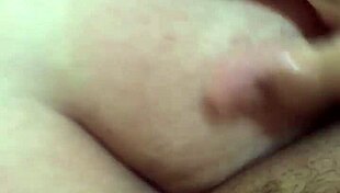 puta sentando na rola e gemendo com dedo no cuzinho