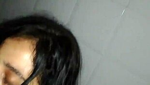 yo chupandome el pene escondida en el bano