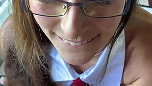 अलुना कजिन से होमवर्क हेल्प मांगती है और चूत में कम लेती है