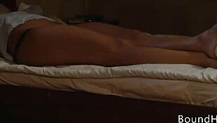 बड़ी चूचियों वाली लेस्बियन गुलाम मिस्ट्रेस सोच चूत उंगली कर रही