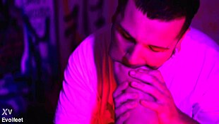 Bbw gets her feet worshipped and pussy licked in casual foreplay