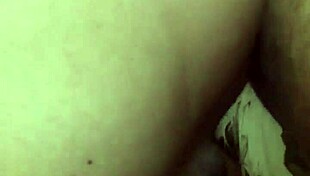 puta sentando na rola e gemendo com dedo no cuzinho