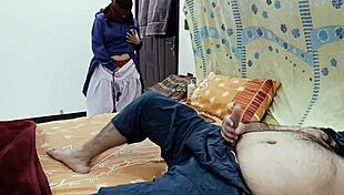 देसी स्कूल गर्ल स्टीपफादर को मस्तूरबेट करते हुए देखती है फिर इंटिमेट मोमेंट में जुड़ती है