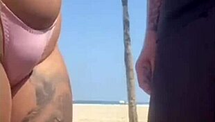 deixei o cara bater na minha bunda na praia e ele mostrou o pau?