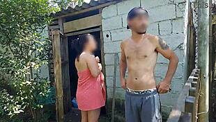 chuveiro não funciona mulher casada pede ajuda ao zelador da fazenda usando apenas uma toalha