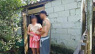 chuveiro não funciona mulher casada pede ajuda ao zelador da fazenda usando apenas uma toalha