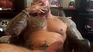 हार्ड ऑन के साथ सिगार पीता हुआ