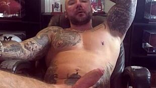 हार्ड ऑन के साथ सिगार पीता हुआ