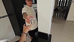 La Esposa Cachonda De Mi Mejor Amigo Me Chupa La Verga Cuando El No Mira!