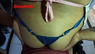 Mi madrastra me quiso hacer de comer pero no espero que fuera ella la comida comer ese enorme culo es lo que queria y me complacio?