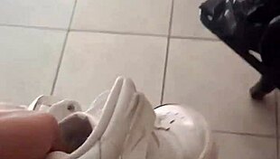 I reafirmando las tripas calientes en mi habitacion a la companera del colegio - pamela castillo