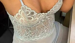 why is this patricinha giving her pussy doggy and moaning loud?