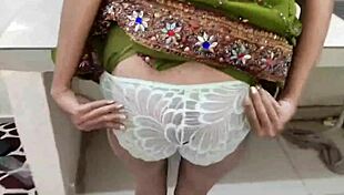 इंडियन हॉट सौतेली माँ किचन में स्टीपसन के साथ हॉट सेक्स करती है क्लियर ऑडियो इंडियन देसि सौतेली माँ डर्टी!