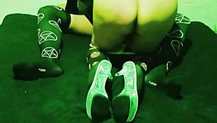 पिनाय स्लट ने वेकेशन पर सौतेले पापा के लिए चूचियां दिखाईं और गांड हिलाई