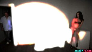 su mujer le trae una rubia para cenar con un culo de infarto y follar