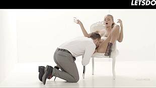 हे, इस सेन्सुअल यूक्रेनियन बेब की टाइट चूत वाइड ओपन स्ट्रेच होते देखना चाहते?