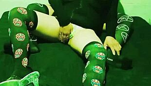 पिनाय स्लट ने वेकेशन पर सौतेले पापा के लिए चूचियां दिखाईं और गांड हिलाई