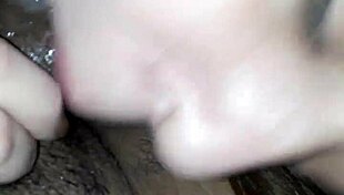 me la chupa y le digo que pare antes de que acabe