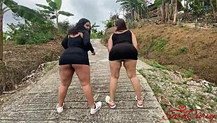 Mi hijastra y yo nos ponemos traviesas en el supermercado. 😜 Big tits bouncing everywhere!